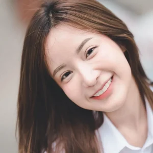 Minh Anh, 20 tuổi
★★★★★Lúc đầu hơi ngại vì là sinh viên, sợ niềng xấu và tốn kém. Nhưng ở đây bác sĩ tư vấn tận tình, chi phí trả góp nhẹ nhàng, niềng mắc cài sứ vẫn đẹp và không bị lộ. Giờ thì mình tự tin phỏng vấn, thuyết trình hơn nhiều!